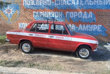 Новый экспонат пополнил уличную экспозицию пожарной техники комсомольских пожарных